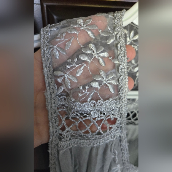 NWOT, POL Gray Embroidered Women's Top, Sz. L - Picture 4 of 6